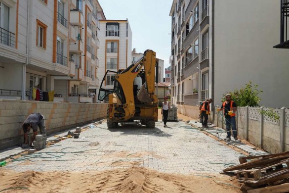 Okul 1. Sokak’ta parke taş çalışması