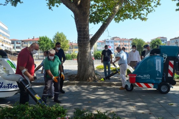 Başkan Gerenli caddeyi temizledi