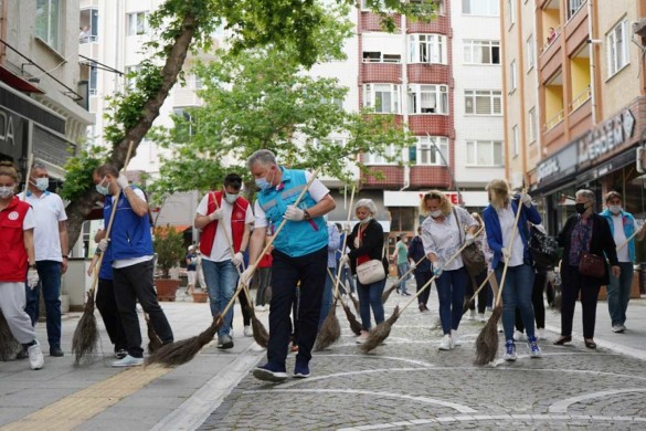 Başkan Gerenli Mahalleliyle sokakları temizledi