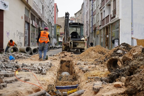 Yağmur suyu ızgaraları temizleniyor