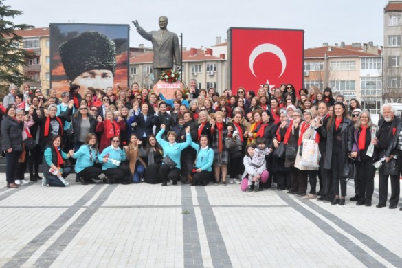 Kadınlar yürüyor! Karanlığı yırtarak, güneşi doğurarak!