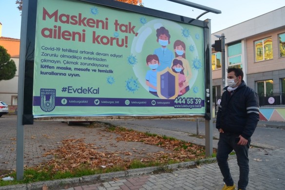 Lüleburgaz caddeleri “Evde kal” mesajlarıyla donatıldı