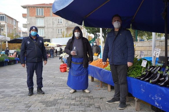 Belediyemizden pazarcı esnafına dezenfektan