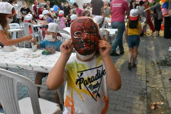 Çocukların elinden renk renk maskeler